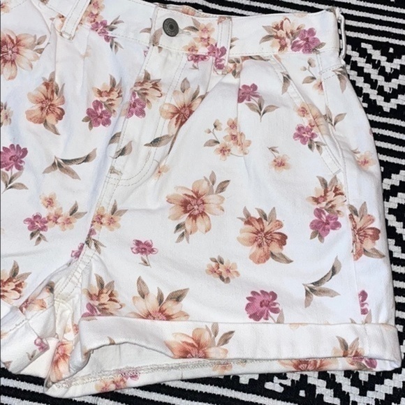 American Eagle High Rise Floral Cuff Jean Shorts - Picture 5 of 11